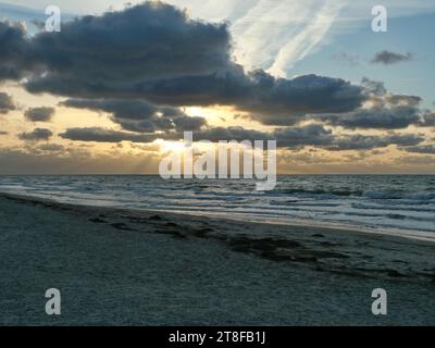 Sonnenuntergang am Ostseestrand. Jeder Sonnenuntergang ist einzigartig und kann eine besondere Stimmung und Atmosphäre schaffen. Stockfoto