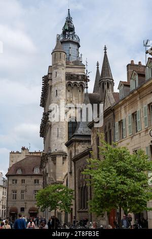 gotische Steinarbeiten an einer Kirche Stockfoto