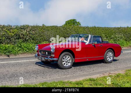 Red MG Midget 2-türiger Roadster aus den 1972 70er Jahren; restaurierte britische Klassiker, Automobilsammler, Motorenfreunde und historische Veteranen, die in Cheshire, Großbritannien, unterwegs sind Stockfoto