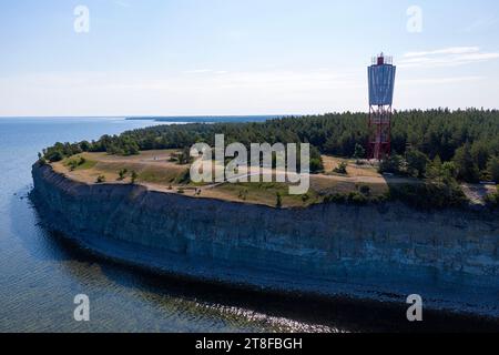 Malerische Panga Klippe und sehr moderner Leuchtturm an einem sonnigen Sommertag auf einer Insel saaremaa in der ostsee, Estland Stockfoto