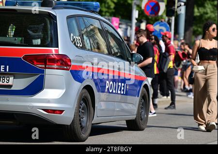 Polizeifahrzeug bei einer Großdemonstration (Regenbogenparade) in Wien, 17. Juni 2023 Stockfoto