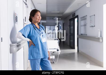 Asiatische Ärztin mit Stethoskop im Krankenhauskorridor Stockfoto