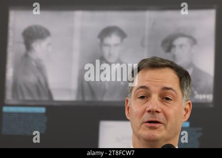 Premierminister Alexander de Croo, der am Montag, den 20. November 2023 in Mechelen bei einem Besuch der temporären Ausstellung Homosexuelle und Lesben in Nazi-Europa im Kazerne Dossin, einem Gedenkstätte, Museum und Dokumentationszentrum über den Holocaust und die Menschenrechte, zu sehen war. Der Besuch findet am internationalen Transgender Day of Remembrance (20. November) statt. BELGA FOTO BENOIT DOPPAGNE Stockfoto