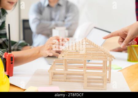 Die Zusammenarbeit einer Gruppe von Architekten, die die strukturelle Integrität eines von ihnen entworfenen Gebäudes überprüfen Stockfoto