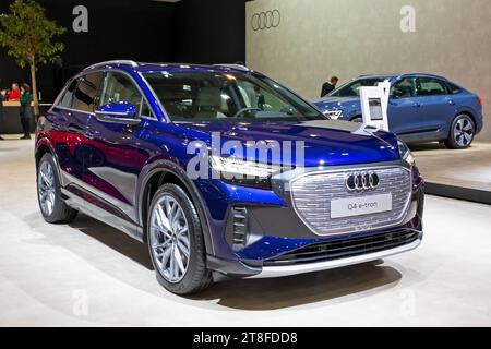 Audi Q4 e-tron Vollelektrikwagen auf der Autosalon European Motor Show in Brüssel. Brüssel, Belgien - 13. Januar 2023 Stockfoto