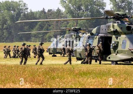 Deutsche Armeesoldaten fliegen in einer Landezone in zwei NH90-Hubschrauber ein. Buckeburg, Deutschland - 17. Juni 2023 Stockfoto