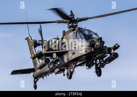 Boeing AH-64D Apache Attack Helicopter im Flug. Veluwe, Niederlande - 16. September 2023 Stockfoto