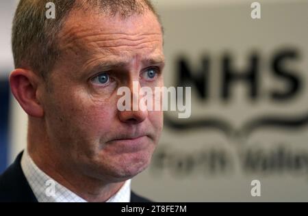 Der schottische Gesundheitsminister Michael Matheson spricht mit den Medien nach der öffentlichen Sitzung des NHS Forth Valley Annual Review for 2022/23 im Carseview House in Stirling. Bilddatum: Montag, 20. November 2023. Stockfoto