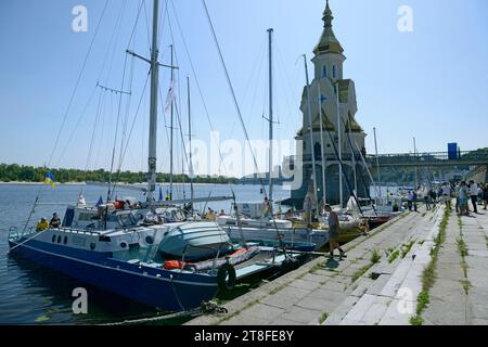Segelyachten, die am Pier des Flussports ankern, Leute laufen. August 2021. Kiew, Ukraine Stockfoto