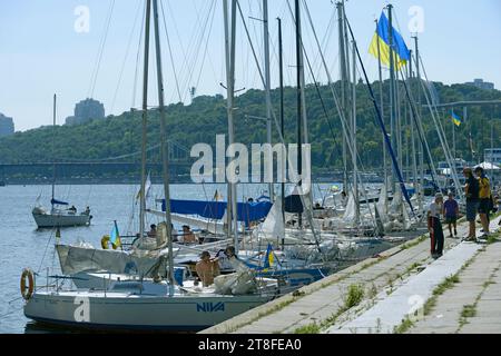 Segelyachten, die am Pier des Flussports ankern, Leute laufen. August 2021. Kiew, Ukraine Stockfoto