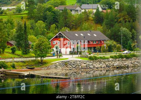 EIDFJORD, NORWEGEN - 11. September 2023: Eidfjord ist eine Gemeinde in Norwegen im Bezirk Hardanger. Das Dorf Eidfjord ist ein großer Ort Stockfoto