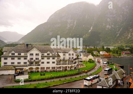 EIDFJORD, NORWEGEN - 11. September 2023: Eidfjord ist eine Gemeinde in Norwegen im Bezirk Hardanger. Das Dorf Eidfjord ist ein großer Ort Stockfoto