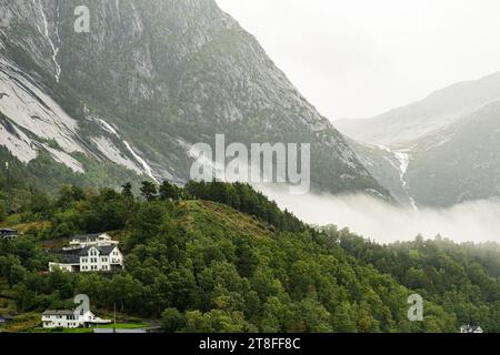 EIDFJORD, NORWEGEN - 11. September 2023: Eidfjord ist eine Gemeinde in Norwegen im Bezirk Hardanger. Das Dorf Eidfjord ist ein großer Ort Stockfoto