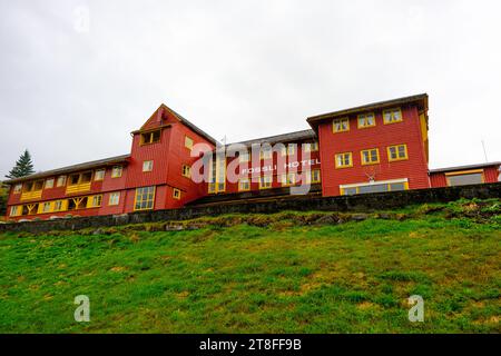 EIDFJORD, NORWEGEN - 11. September 2023: Eidfjord ist eine Gemeinde in Norwegen im Bezirk Hardanger. Das Dorf Eidfjord ist ein großer Ort Stockfoto