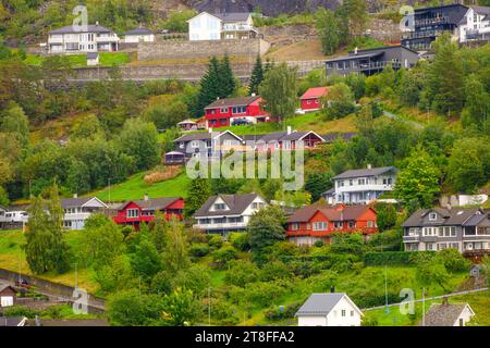 EIDFJORD, NORWEGEN - 11. September 2023: Eidfjord ist eine Gemeinde in Norwegen im Bezirk Hardanger. Das Dorf Eidfjord ist ein großer Ort Stockfoto