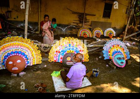 Ein Dorfidol-Künstler stellt große Farbmasken her, die Purulia Chhau Tanzmasken nachempfunden sind (Purulia Chhau Tanz ist auf der UNESCO-Liste der Tänze aufgeführt) von Göttinnen, Tieren und Rakshasas (humanoide Dämonen oder ungerechte Geister) wie hinduistische Mythologie-Charaktere aus Ton. Der Künstler malt dann mit Farbe und Verzierung die Tonmasken, die in einem Jagaddhatri Puja Pandal installiert werden. Dann tragen die Arbeiter die fertigen Masken in einem Auto in Tehatta, Westbengalen, Indien am 20.11.2023. (Foto: Soumyabrata Roy/NurPhoto) Stockfoto