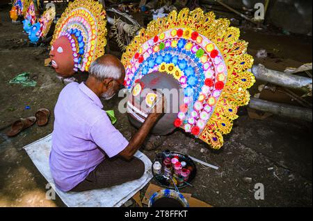 Ein Dorfidol-Künstler stellt große Farbmasken her, die Purulia Chhau Tanzmasken nachempfunden sind (Purulia Chhau Tanz ist auf der UNESCO-Liste der Tänze aufgeführt) von Göttinnen, Tieren und Rakshasas (humanoide Dämonen oder ungerechte Geister) wie hinduistische Mythologie-Charaktere aus Ton. Der Künstler malt dann mit Farbe und Verzierung die Tonmasken, die in einem Jagaddhatri Puja Pandal installiert werden. Dann tragen die Arbeiter die fertigen Masken in einem Auto in Tehatta, Westbengalen, Indien am 20.11.2023. (Foto: Soumyabrata Roy/NurPhoto) Stockfoto