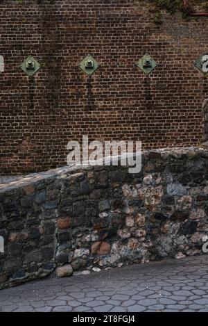 Stein- und Backsteinmauern in Savannah, Georgia, gehen in der unteren Gasse entlang. Stockfoto