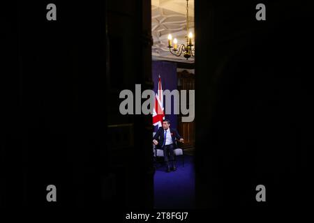BLETCHLEY PARK, BUCKINGHAMSHIRE, ENGLAND, Vereinigtes Königreich - 02. November 2023 - der britische Premierminister Rishi Sunak spricht am Ende mit Kamala Harris Stockfoto