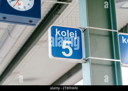 Bahnpersonenschild an der Straßenbahn und am Bahnhof, blaues Plastikschild, Personenschild für Fußgänger Stockfoto