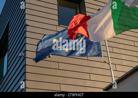 In allen offiziellen nationalen Ämtern werden nun die Flaggen der Europäischen Union und Italiens geführt. Symbol der union der europäischen Nationen. Eurozone Stockfoto