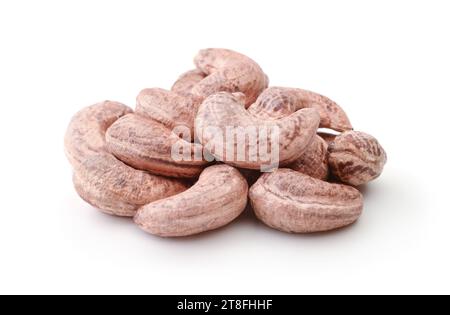 Haufen getrockneter ungeschälter Cashewkerne isoliert auf weiß. Stockfoto