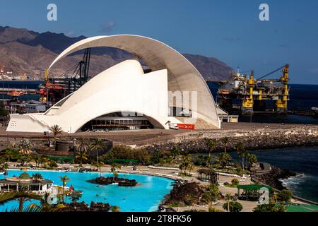 Das architektonisch beeindruckende Auditorio de Teneriffa, Auditorium, Santa Cruz de Teneriffa, Kanarische Inseln, Spanien in seiner weiten Landschaft im guten Licht Stockfoto