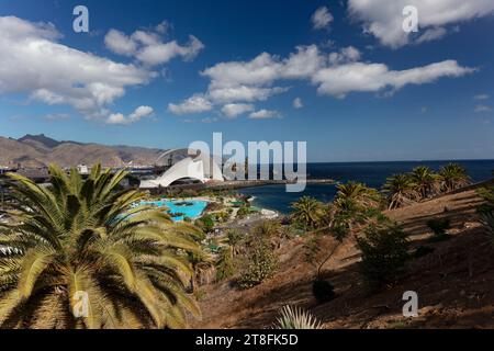 Atemberaubendes architektonisches Gebäude des Auditorio de Tenerife, Auditorium, Santa Cruz de Tenerife, Kanarische Inseln, Spanien, in der weiteren Landschaft Stockfoto