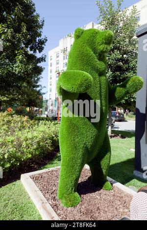 Eine große Skulptur eines Bären, der vertikal aufsteht, vor dem Landmark Centre, im Bostoner Park 401, Fenway Stockfoto