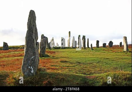 Ein Blick auf die neolithischen Calanais Standing Stones mit Blick nach Norden in Richtung des Zentralkreises auf der Isle of Lewis, Äußere Hebriden, Schottland. Stockfoto