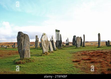 Ein Blick nach Osten auf den Zentralkreis und Monolith der Calanais Standing Stones auf der Isle of Lewis, Äußere Hebriden, Schottland. Stockfoto