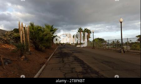 Das architektonisch beeindruckende Auditorio de Teneriffa, Auditorium, Santa Cruz de Teneriffa, Kanarische Inseln, Spanien in seiner weiten Landschaft im guten Licht Stockfoto