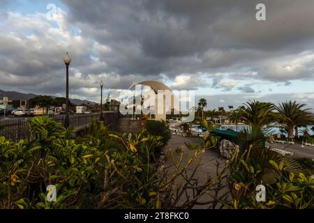 Das architektonisch beeindruckende Auditorio de Teneriffa, Auditorium, Santa Cruz de Teneriffa, Kanarische Inseln, Spanien in seiner weiten Landschaft im guten Licht Stockfoto