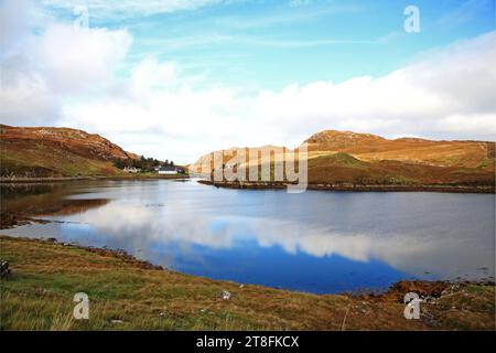 Eine Landschaft mit Reflexionen an der Golden Road an der Ostküste von South Harris auf der Isle of Harris, Äußere Hebriden, Schottland. Stockfoto