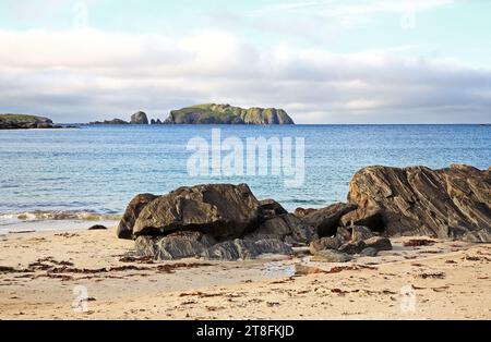 Blick auf Flodaigh Island vom Bosta Beach auf Great Bernera auf der Isle of Lewis, Äußere Hebriden, Schottland. Stockfoto