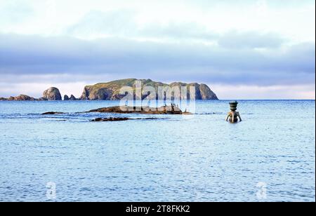 Ein Blick auf Flodaigh Island mit einer Time and Tide Bell Installation von Bosta Beach auf Great Bernera auf der Isle of Lewis, Äußere Hebriden, Schottland. Stockfoto