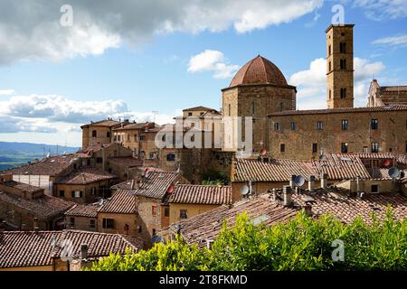 Skyline von Volterra. Panoramablick auf Volterra, Toskana, Italien Stockfoto