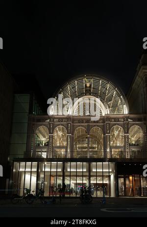 Royal Opera House (ROH), Covent Garden, London, England, bei Nacht. Stockfoto