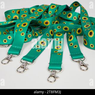 Das "Hidden Disabilities Lanyard"-Programm. Eine Gruppe von Schlüsselbändern. Stockfoto