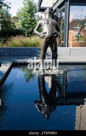 Public Artwork Installation, „Grouping of Works from Fountain“, von Nicole Eisenman im Bostoner Park 401, außerhalb des Landmark Centre, Fenway, Boston Stockfoto