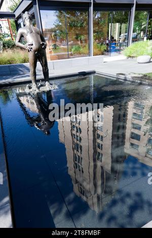 Public Artwork Installation, „Grouping of Works from Fountain“, von Nicole Eisenman im Bostoner Park 401, außerhalb des Landmark Centre, Fenway, Boston Stockfoto