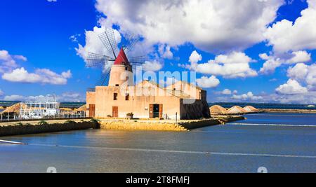 Sizilien Insel. Italien Reisen und Sehenswürdigkeiten - berühmte Salinen und Windmühlen von Marsala. Beliebte Touristenattraktion Stockfoto