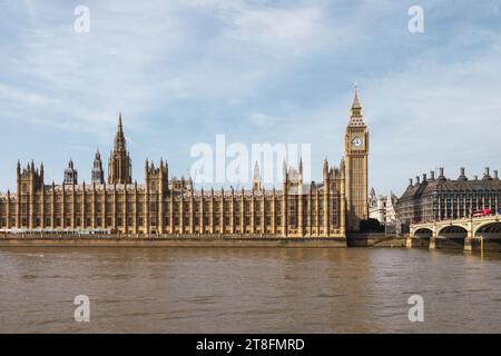 Die majestätischen Parlamentsgebäude und der berühmte Big Ben Uhrenturm stehen hoch neben der Themse in London und zeigen historische Architektur. Stockfoto