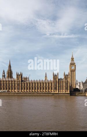 Tagesaufnahme der Houses of Parliament und Big Ben entlang der Themse mit Wolken am Londoner Himmel Stockfoto