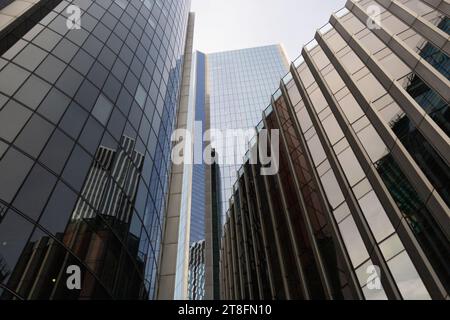 Flacher Blick auf moderne Glashochhäuser, die sich in Londons geschäftigem Stadtbild zum Himmel erstrecken. Stockfoto