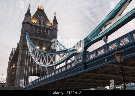 Ein Nahaufnahme der berühmten Tower Bridge in London in der Dämmerung, die die komplizierten Details und die Architektur vor dem Abendhimmel zeigt. Stockfoto