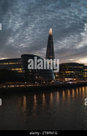 Eine atemberaubende Dämmerungsszene der Londoner Skyline mit dem beleuchteten Shard und dem Rathaus an der Themse. Stockfoto