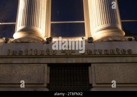 Gebäudearchitektur und Nachtszene in Madrid, Spanien. Madrid ist die Hauptstadt und bevölkerungsreichste Stadt Spaniens. Stockfoto