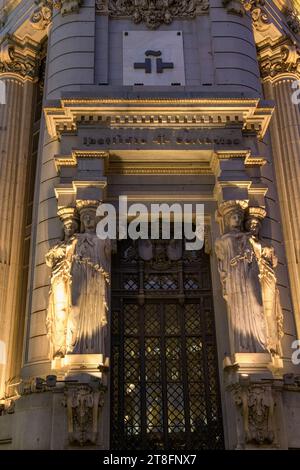 Gebäudearchitektur und Nachtszene in Madrid, Spanien. Madrid ist die Hauptstadt und bevölkerungsreichste Stadt Spaniens. Stockfoto