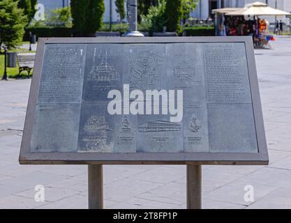 Belgrad, Serbien - 13. August 2023: Informationstafel in Blindenschrift für den Tempel Saint-Sava auf dem Vracar-Plateau in der Hauptstadt. Stockfoto